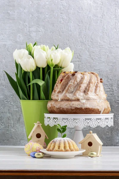 Torta tradizionale pasquale, fiori di tulipano e uova dipinte . — Foto Stock