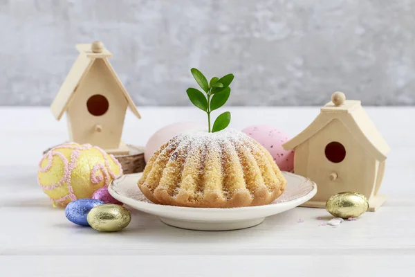Tradiční velikonoční dort ozdobený Buxus listy a dřevěné m — Stock fotografie