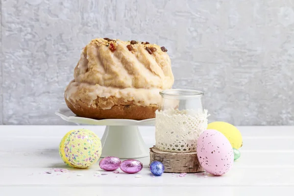Geleneksel Paskalya pastası ve masaya boyanmış yumurtalar. — Stok fotoğraf