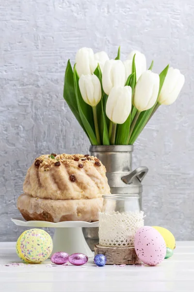 Traditional Easter cake and painted eggs on the table — Stock Photo, Image