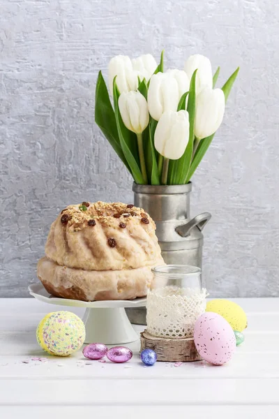 Geleneksel Paskalya pastası ve masaya boyanmış yumurtalar. — Stok fotoğraf