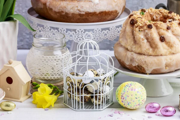 Mesa de Pascua con comida y flores — Foto de Stock