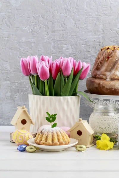 Pastel tradicional de Pascua decorado con hojas de buxus y m de madera — Foto de Stock