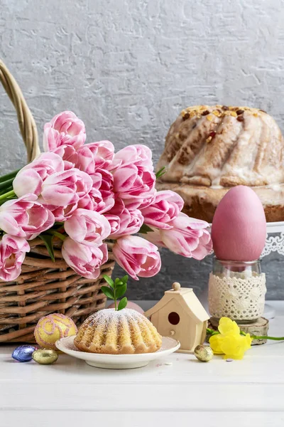 Geleneksel pasta ve çiçek dekorasyonu ile Paskalya şenlikli masa