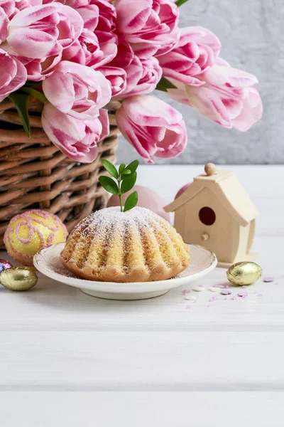 Table de fête de Pâques avec gâteau traditionnel et décoration de fleurs — Photo