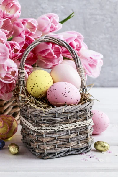 Pembe lale buketi ve Paskalya yumurtası sepeti