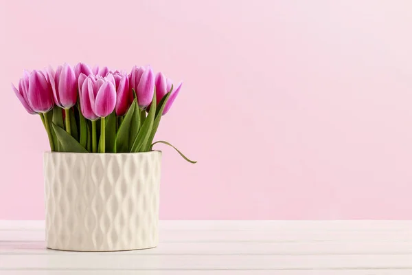 Tulipas cor-de-rosa em vaso de cerâmica branca, espaço de cópia — Fotografia de Stock