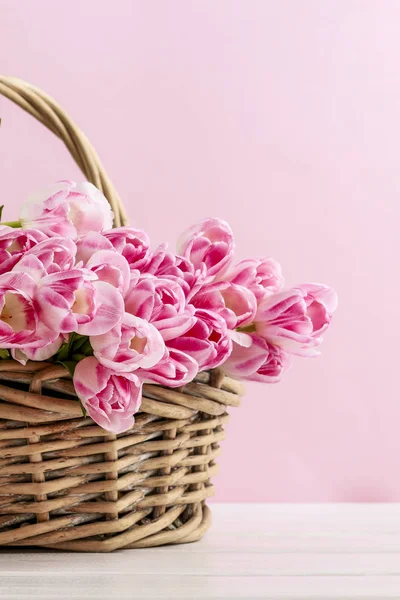 Enorme boeket van roze tulpen in rieten mand — Stockfoto