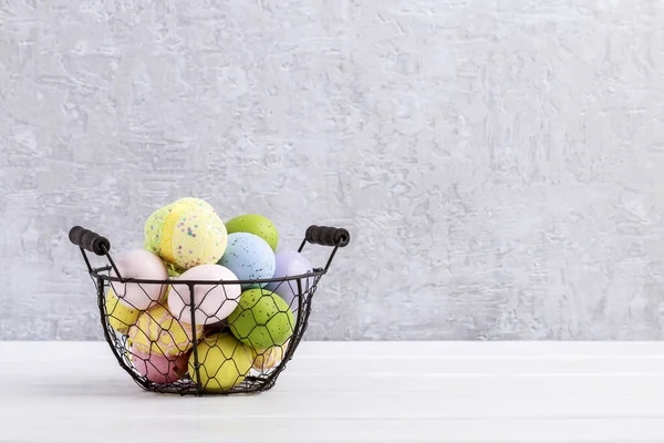 Korb mit bunten Ostereiern. — Stockfoto