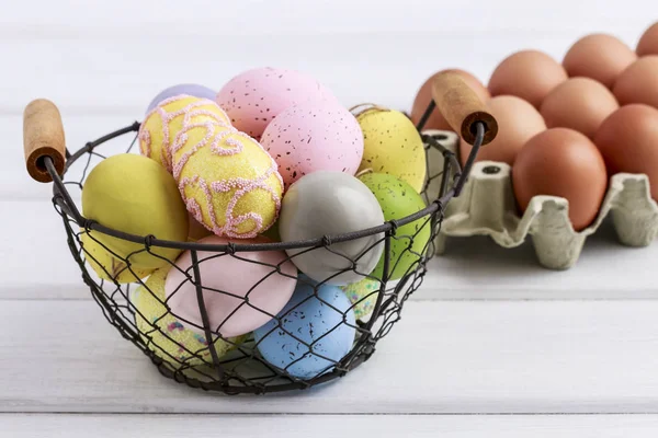 Korb mit bunten Ostereiern. — Stockfoto