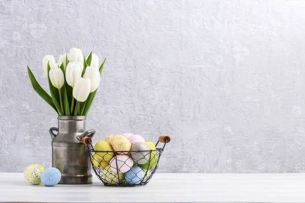 Gümüş kutusu ve Easte ile tel sepet beyaz lale buketi