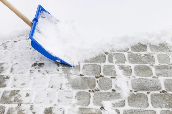 Kar fırtınası sonrası kaldırımdan kar kaldırma. — Stok fotoğraf