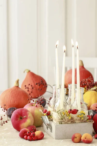 Decoración de mesa de otoño con botellas, encajes y plantas silvestres - ros —  Fotos de Stock