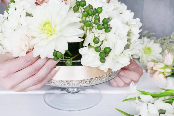 Wie man Blumenschmuck auf dem Sommerfesttisch macht. Mittelstück — Stockfoto