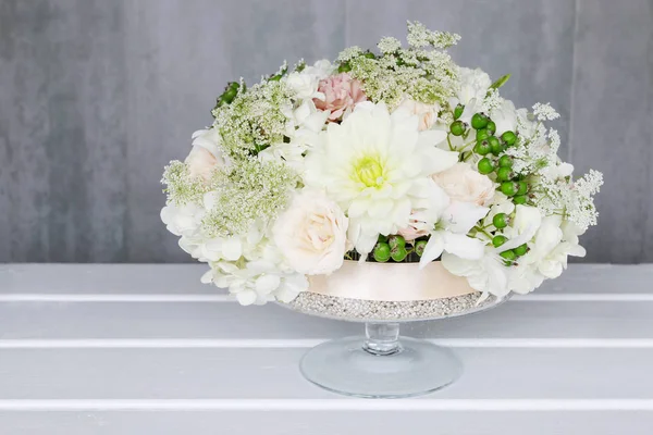 Como fazer decorações florais na mesa de festa de verão. Centerpiec — Fotografia de Stock