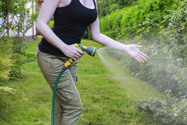 Plante de udare. Femeie care ține furtun de grădină — Fotografie, imagine de stoc