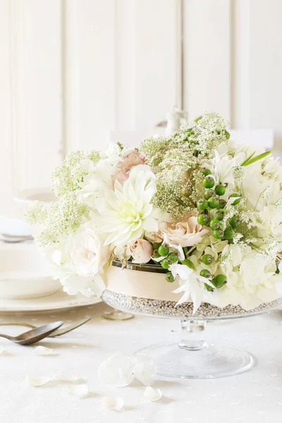 Décorations florales sur table de fête d'été. Pièce maîtresse avec rose , — Photo