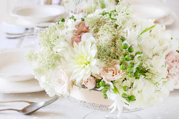 Decoraciones florales en la mesa de fiesta de verano. Centro de mesa con rosa , —  Fotos de Stock