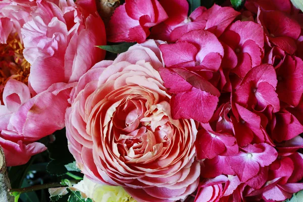 Güller, şakayık, hortensias, karanfil ile Çiçek arka plan bir