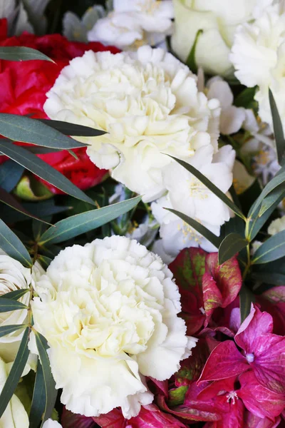 Détail de l'arrangement floral avec oeillets blancs . — Photo