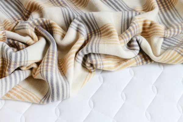 Coperta beige sul nuovo materasso . — Foto Stock