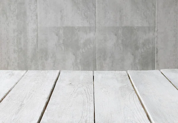 Mesa de madera blanca y pared de piedra gris en el fondo — Foto de Stock