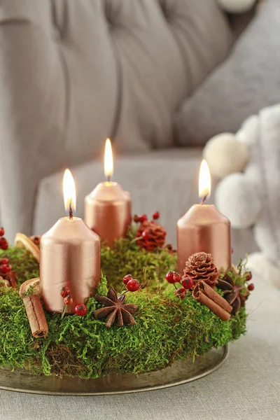 Advent wreath made of moss, cinnamon sticks and rosa canina twig — Stock Photo, Image