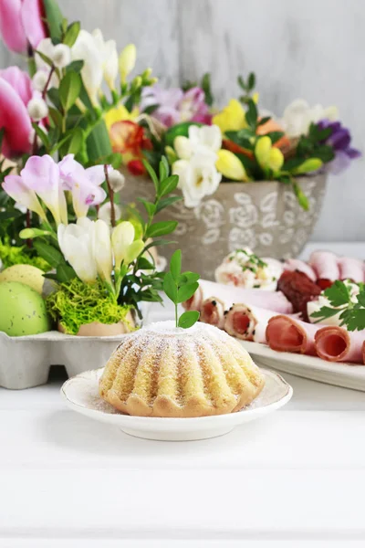 Geleneksel pasta ve çiçek dekorasyonu ile Paskalya şenlikli masa