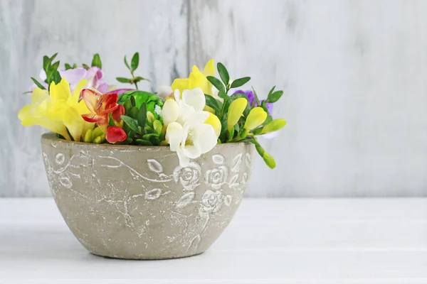 Easter table decoration with freesias, buxus, hay and eggs in ce — Stock Photo, Image