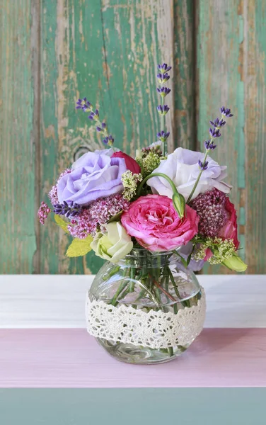 Bukett med ros, Eustomor och lavendel blommor. — Stockfoto