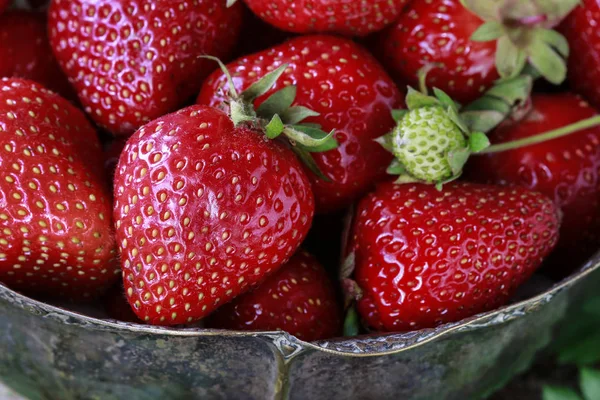 Schüssel mit Erdbeeren. — Stockfoto