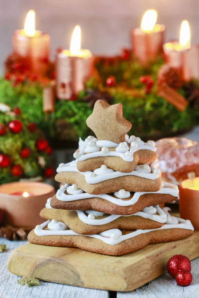 Peperkoek kerstboom. Mooi kerst dessert. — Stockfoto