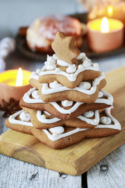 Árbol de Navidad de pan de jengibre. Hermoso postre de Navidad . — Foto de Stock