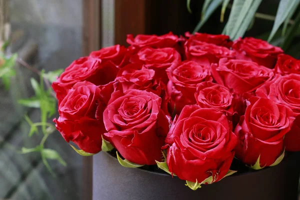 Valentinstag Blumenkasten mit Rosen — Stockfoto