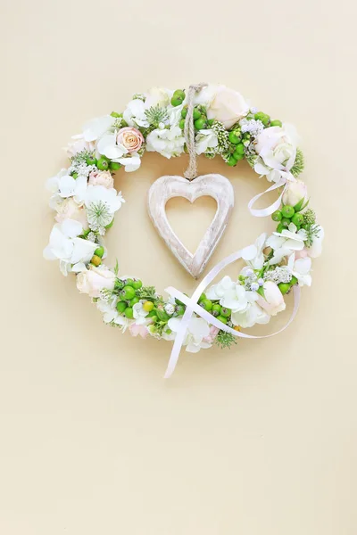 Kranz mit Rosen, Hortensien und Viburnum — Stockfoto