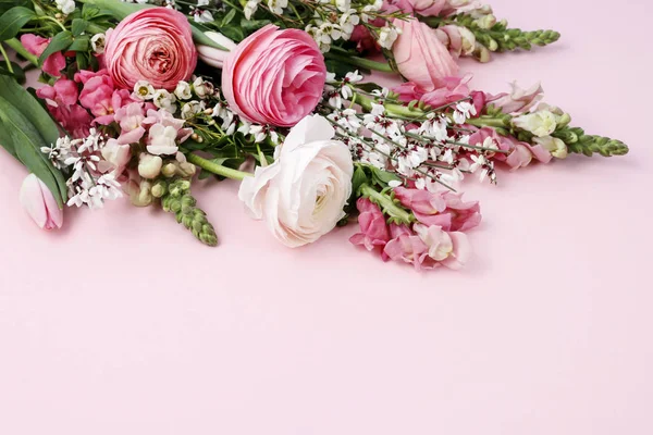 Bouquet bunga musim semi di latar belakang merah muda . — Stok Foto