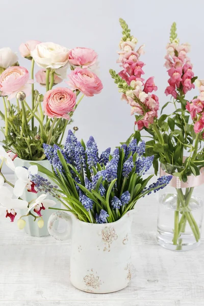 봄 꽃의 많은 종류. 아름다운 가정 장식. — 스톡 사진