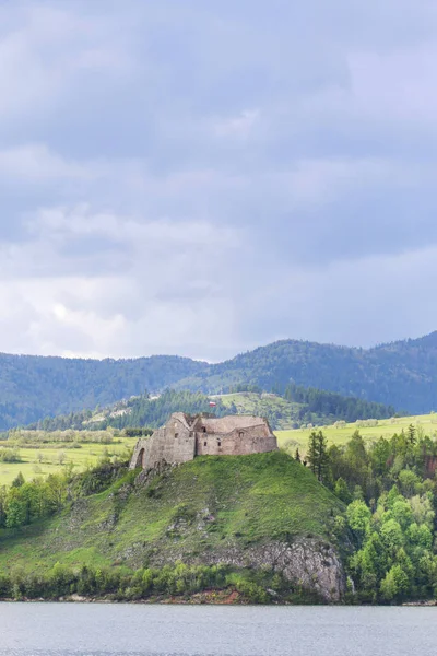 Czorsztyn, Polsko-22. června 2017: Zřícenina hradu Czorsztyn — Stock fotografie
