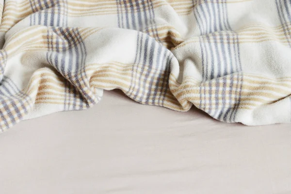 Bej battaniye ve çarşaf. 