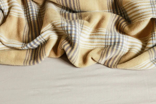 Bej battaniye ve çarşaf. 