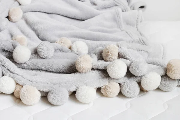 Bej battaniye ve çarşaf. 