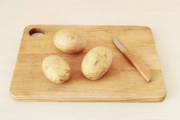 Kartoffeln schälen in der heimischen Küche. — Stockfoto