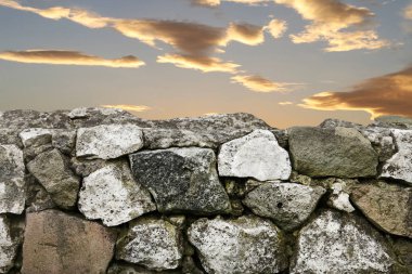 Taş duvar ve gün batımı.