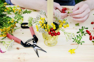 Nasıl sonbahar mumluk gül kalça, hawtho ile dekore yapmak