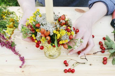 Nasıl sonbahar mumluk gül kalça, hawtho ile dekore yapmak