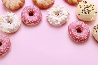 Pembe arka planda çeşitli çörekçeşitleri. 