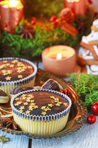 Biscoitos de Natal de chocolate decorados com pequenas estrelas comestíveis . — Fotografia de Stock