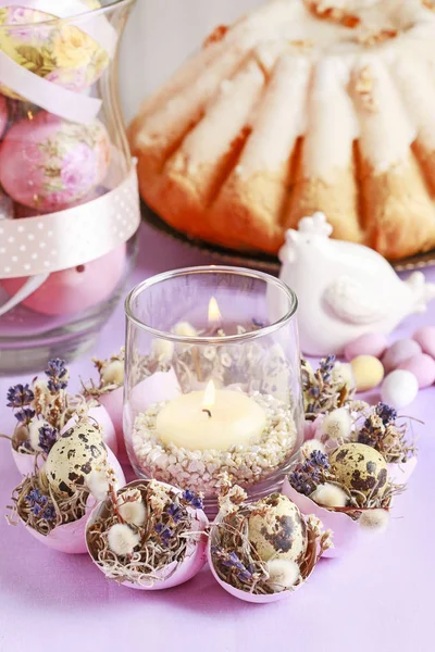 Come fare la decorazione della tavola di Pasqua con gusci d'uovo, mos spagnolo — Foto Stock