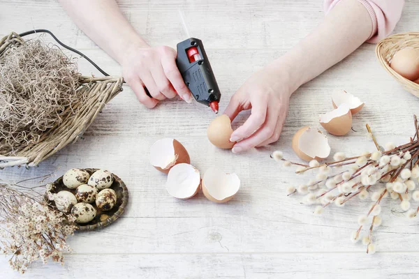 Как сделать украшение пасхального стола с яичной скорлупой, испанский мос — стоковое фото