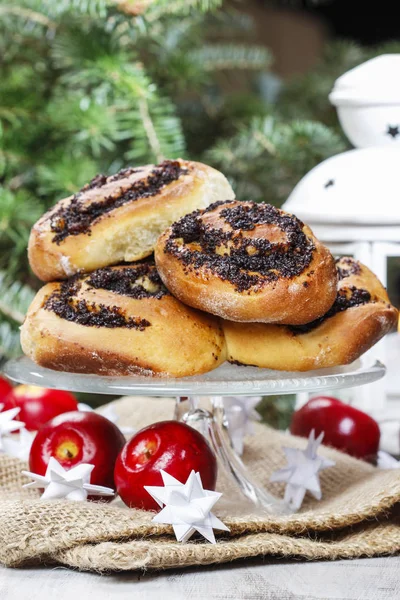 Des petits pains de graines de pavot sur un stand de gâteau. Réglage veille de Noël — Photo